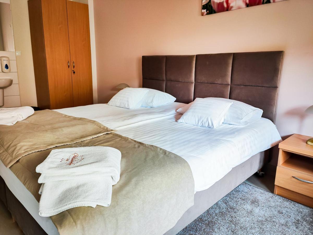 לז'נו Antoninska Hotel & Apartamenty מראה חיצוני תמונה