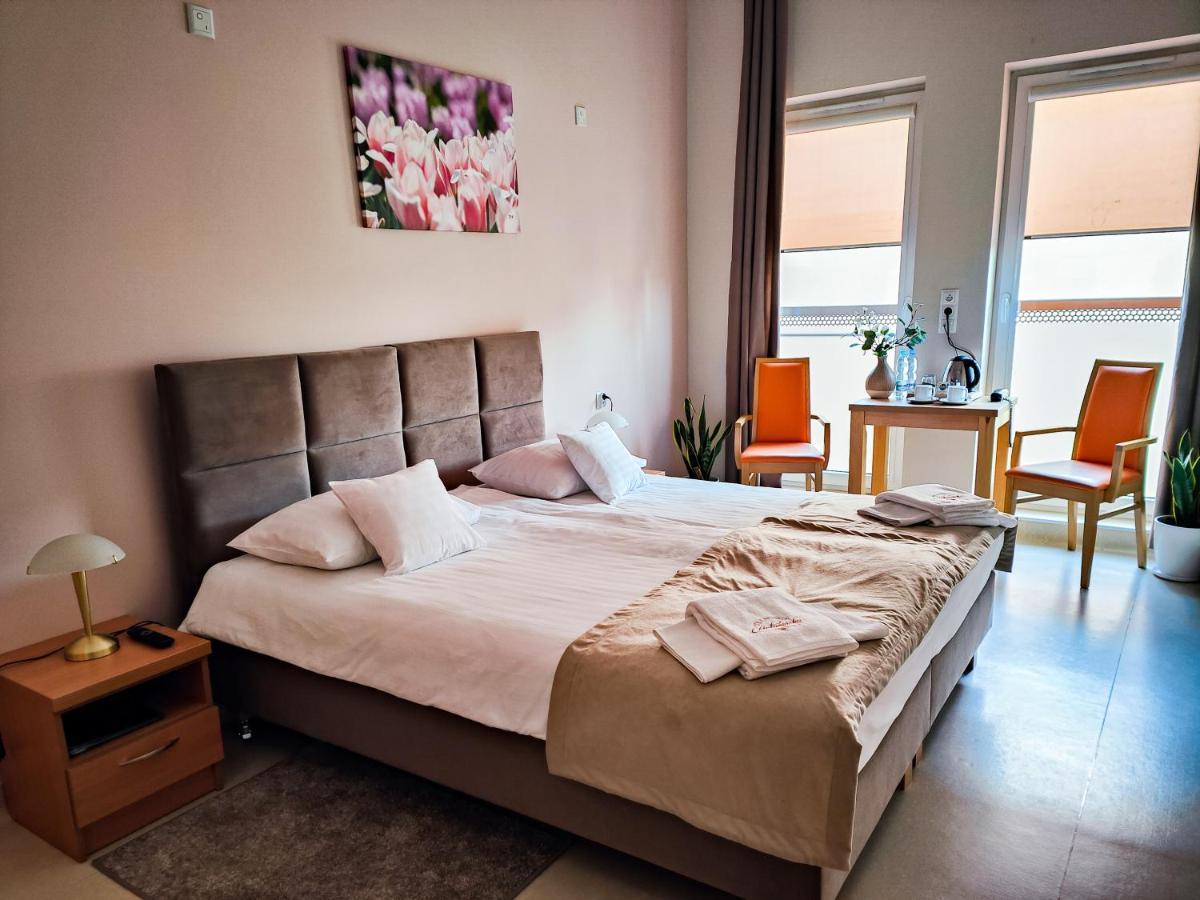 לז'נו Antoninska Hotel & Apartamenty מראה חיצוני תמונה