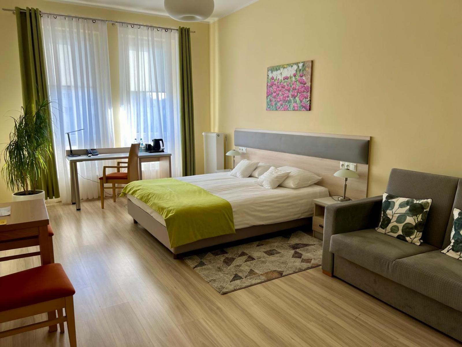 לז'נו Antoninska Hotel & Apartamenty מראה חיצוני תמונה